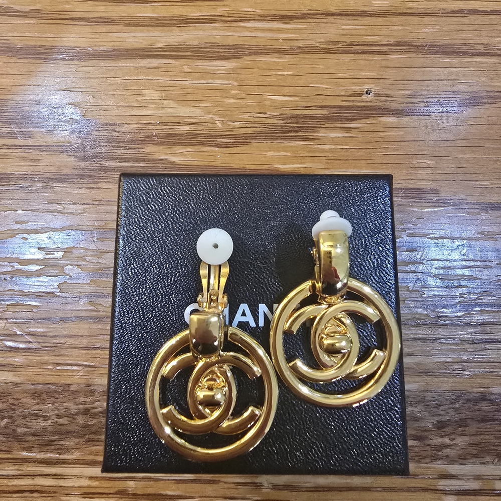 CHANEL Gold Interlocking Earrings - Picture 3 of 6